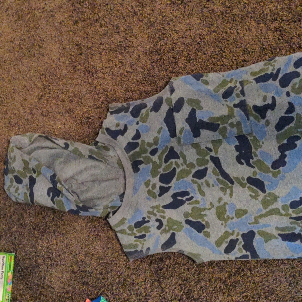 Sleeveless hooded shirt